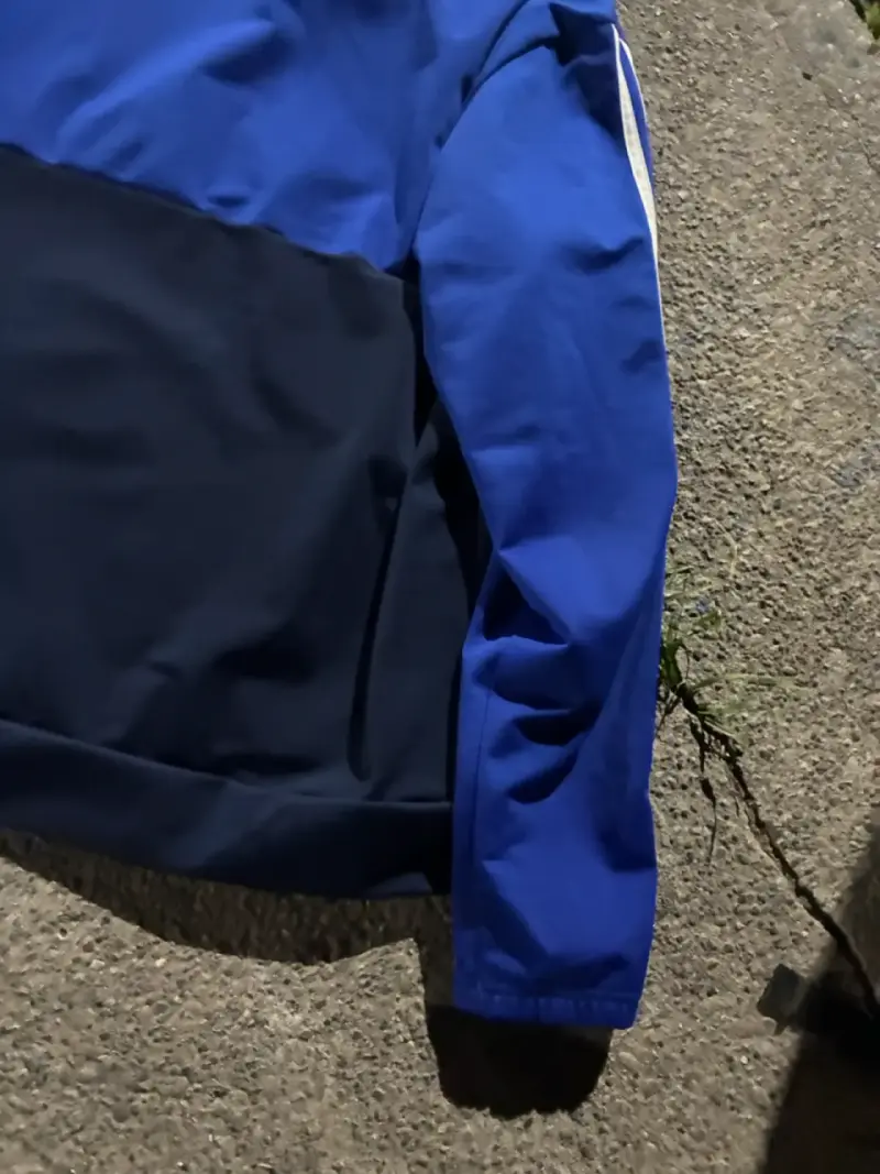 Chaqueta deportiva azul Adidas con franjas - 5