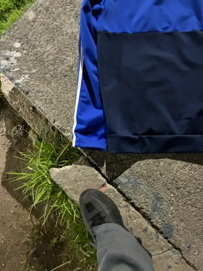 Chaqueta deportiva azul Adidas con franjas - 6