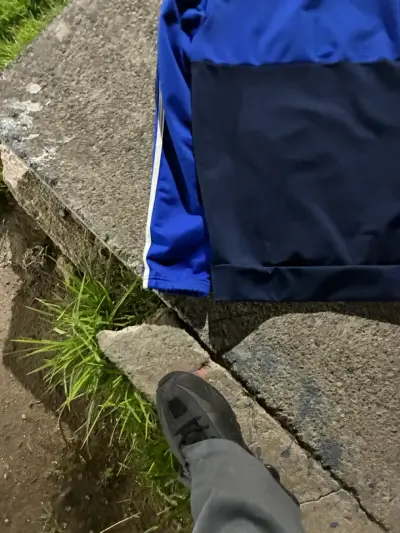 Chaqueta deportiva azul Adidas con franjas - miniatura 6