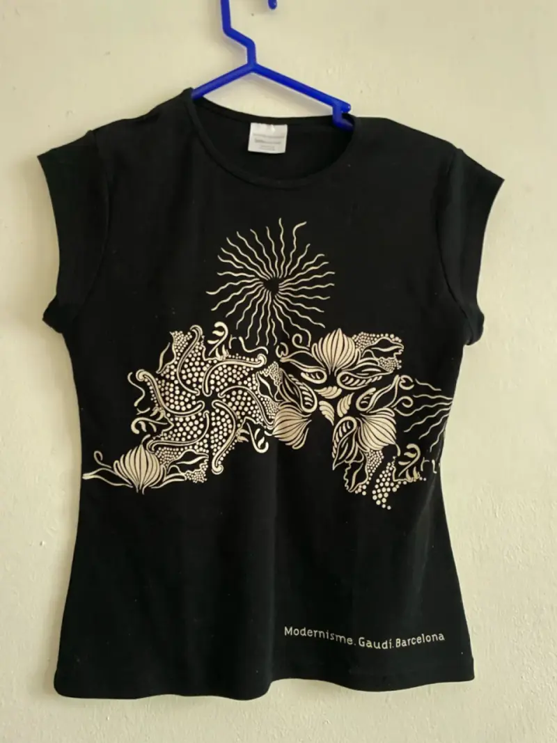Polera negra con diseño floral Modernisme Gaudí - 1