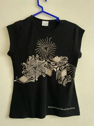 Polera negra con diseño floral Modernisme Gaudí - miniatura 1