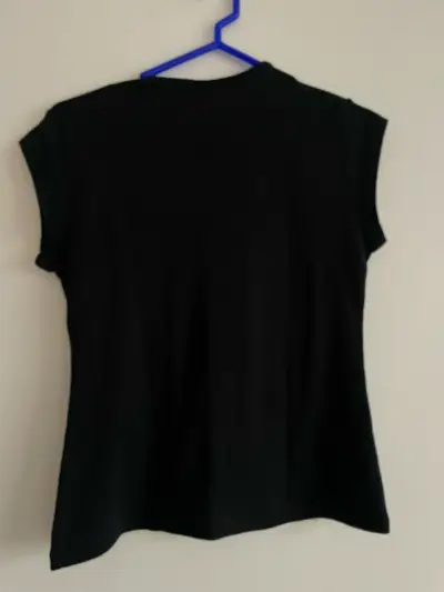 Polera negra con diseño floral Modernisme Gaudí - miniatura 2