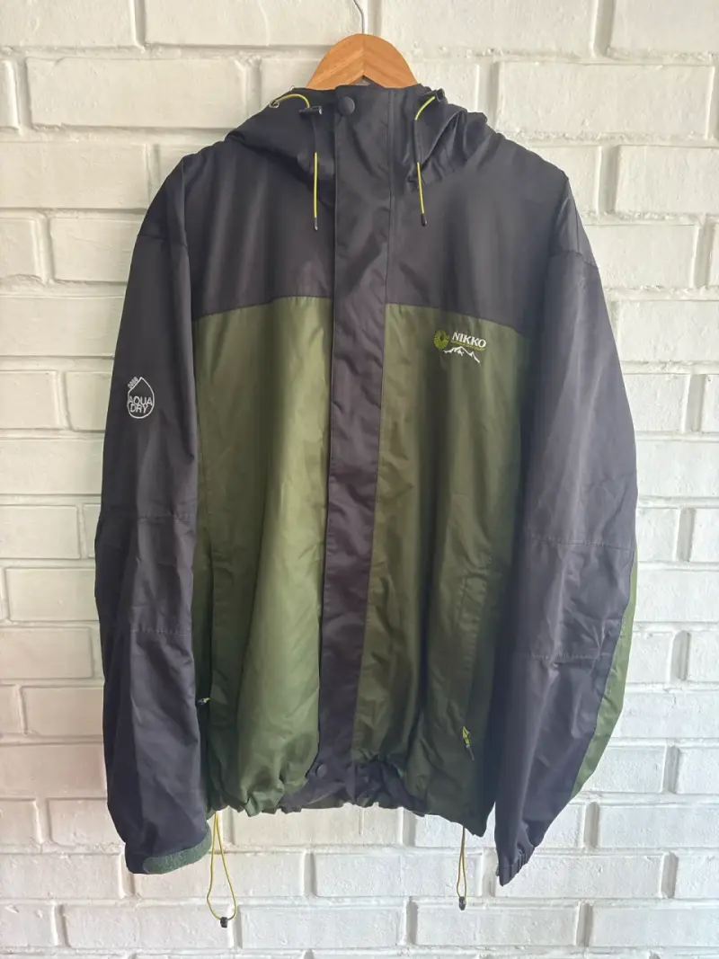Chaqueta impermeable Nikko verde y negra - 1