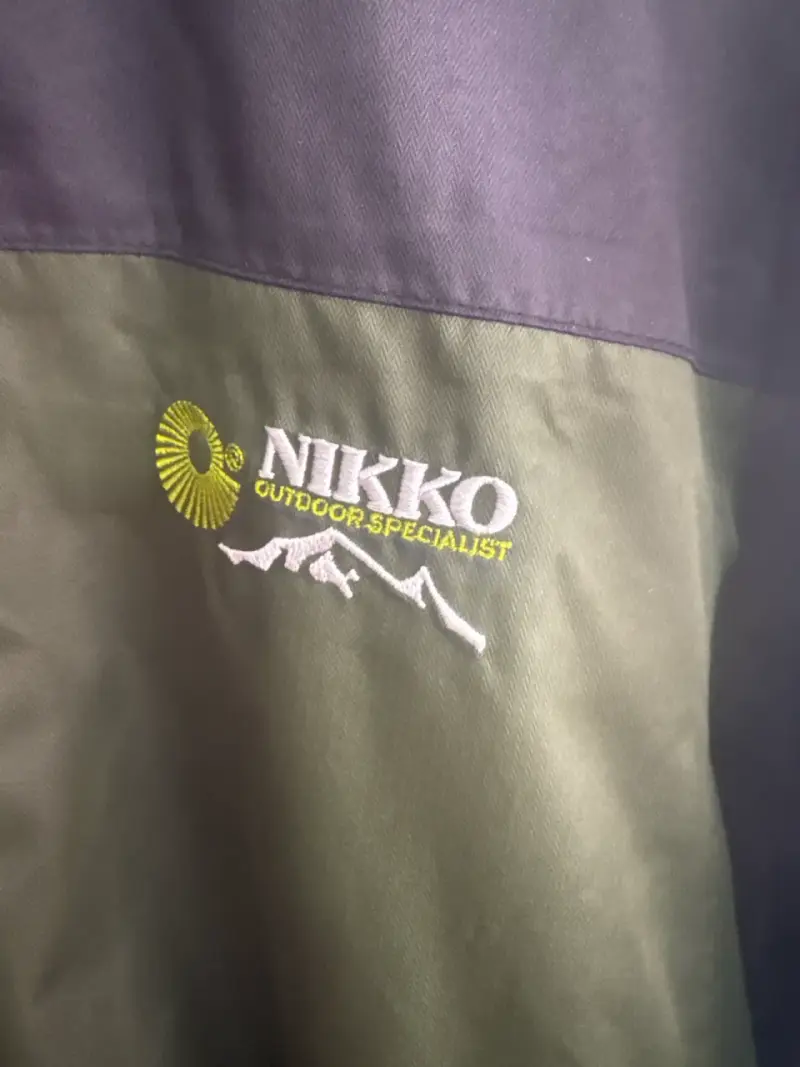 Chaqueta impermeable Nikko verde y negra - 3
