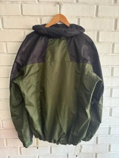 Chaqueta impermeable Nikko verde y negra - miniatura 4