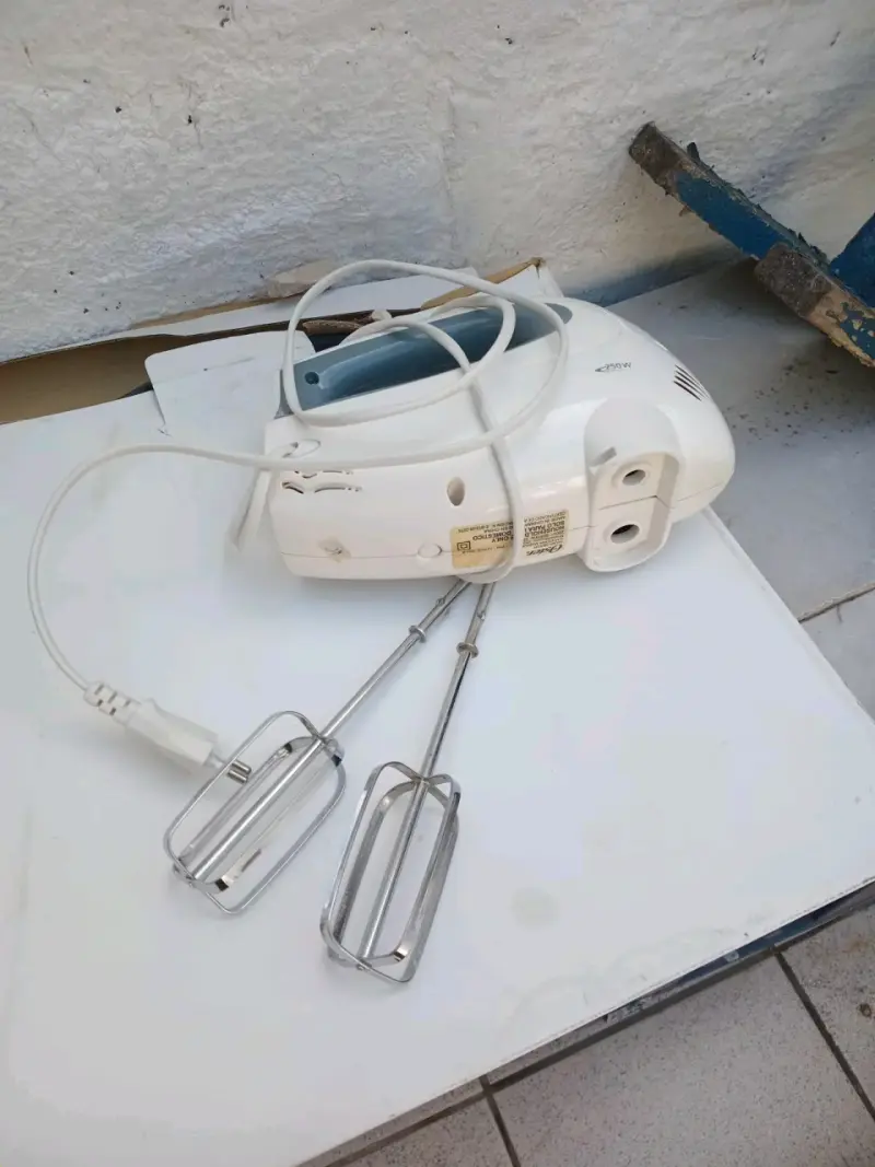 Batidora de mano Oster blanca con batidores - 1