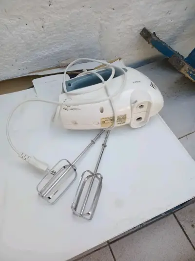 Batidora de mano Oster blanca con batidores - miniatura 1
