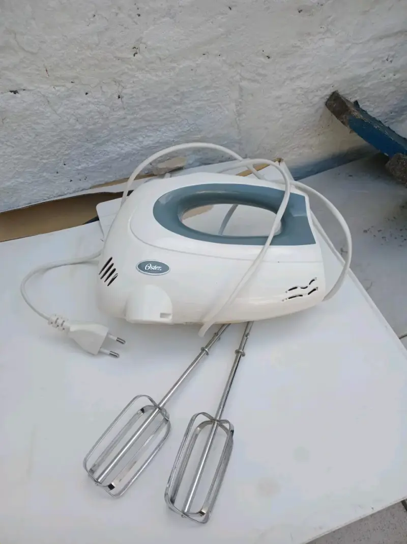 Batidora de mano Oster blanca con batidores - 2