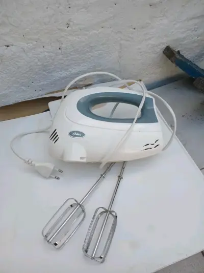 Batidora de mano Oster blanca con batidores - miniatura 2