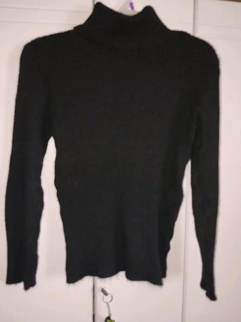 Suéter de cuello alto en negro y beige - 1