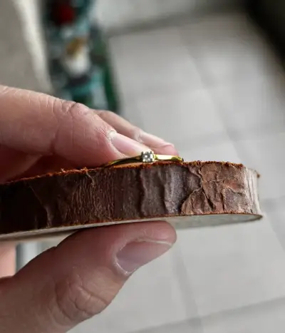Anillo de compromiso de oro con diamante - miniatura 5