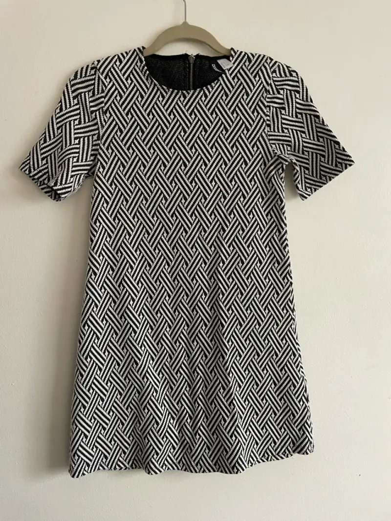 Vestido corto estampado en blanco y negro - 1