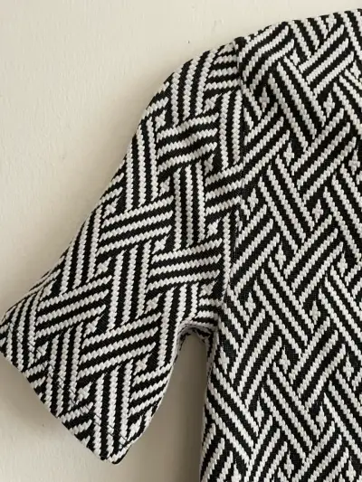 Vestido corto estampado en blanco y negro - miniatura 3