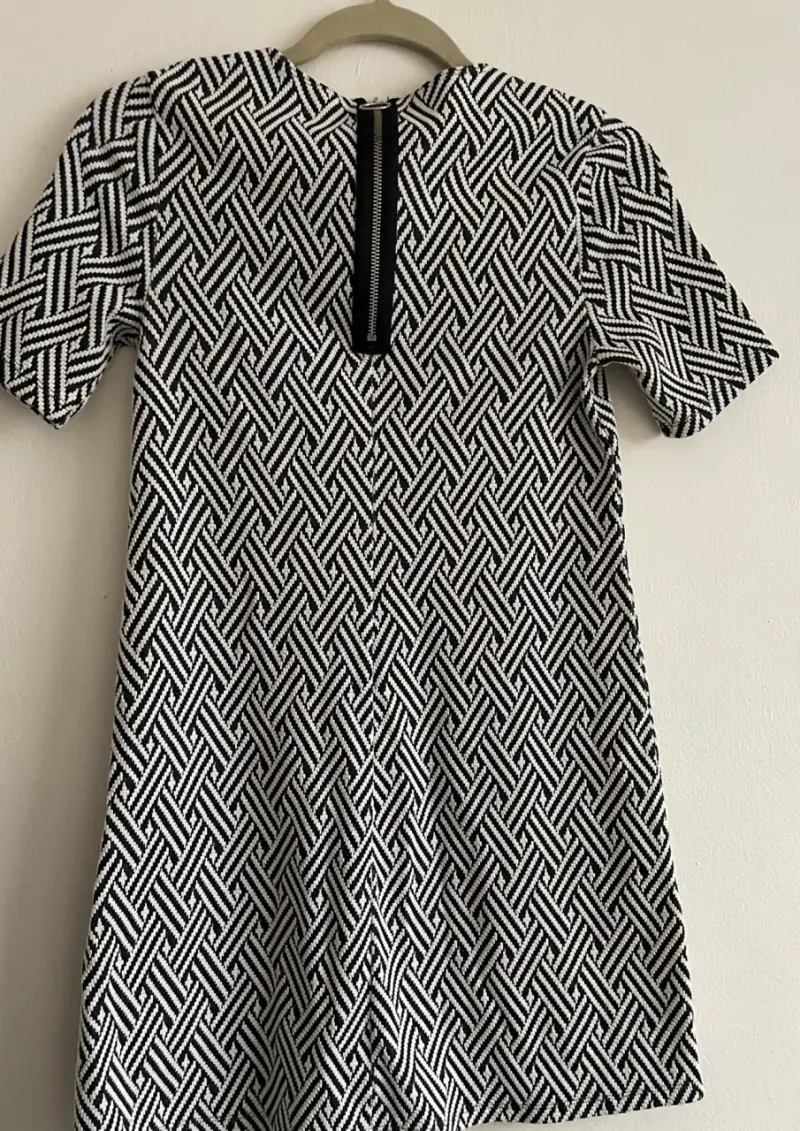 Vestido corto estampado en blanco y negro - 4