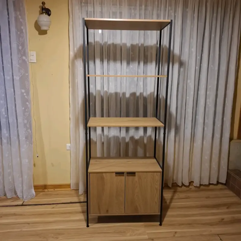 Estantería de madera con puertas y estantes - 1