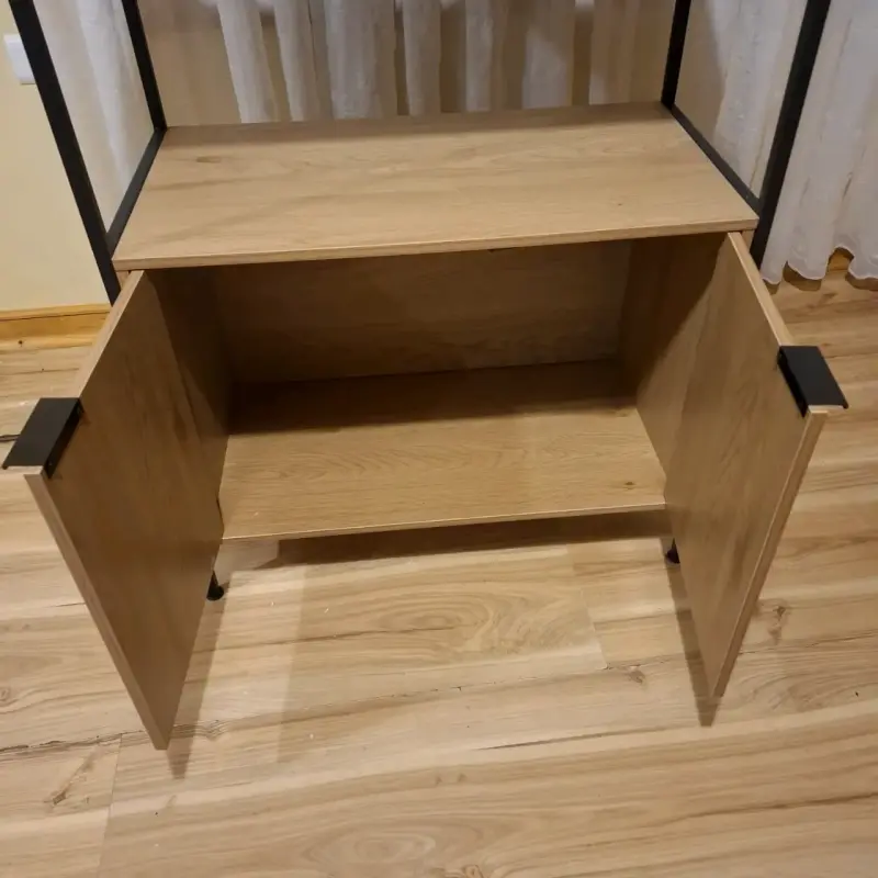 Estantería de madera con puertas y estantes - 2