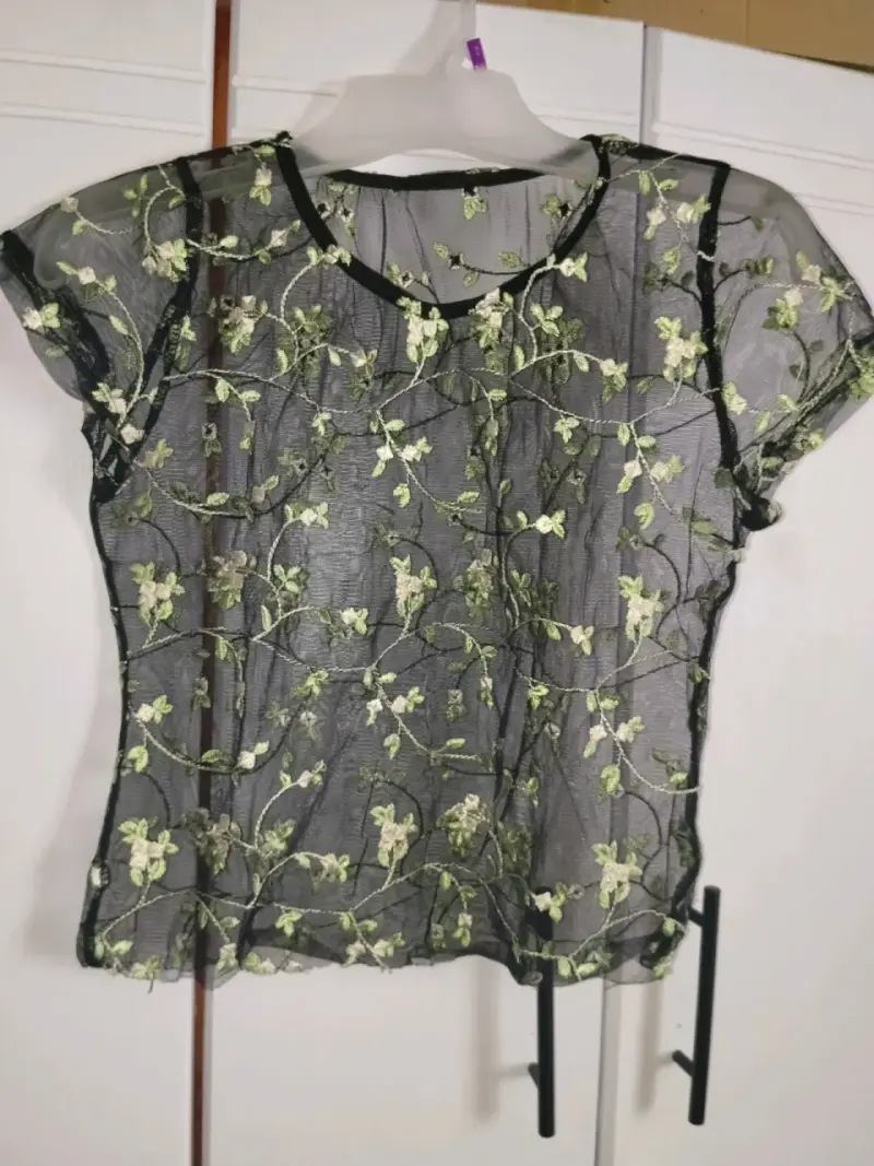 Blusa transparente bordada floral