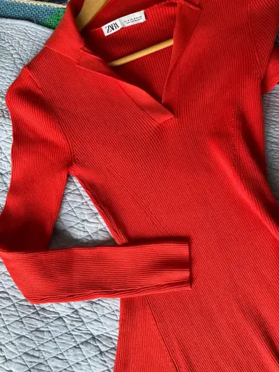 Vestido Naranjo/rojo de punto Zara con cuello en V - miniatura 1