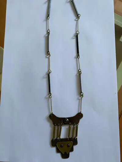 Collar artesanal de metal con diseño étnico - miniatura 3