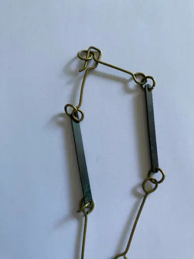 Collar artesanal de metal con diseño étnico - miniatura 4