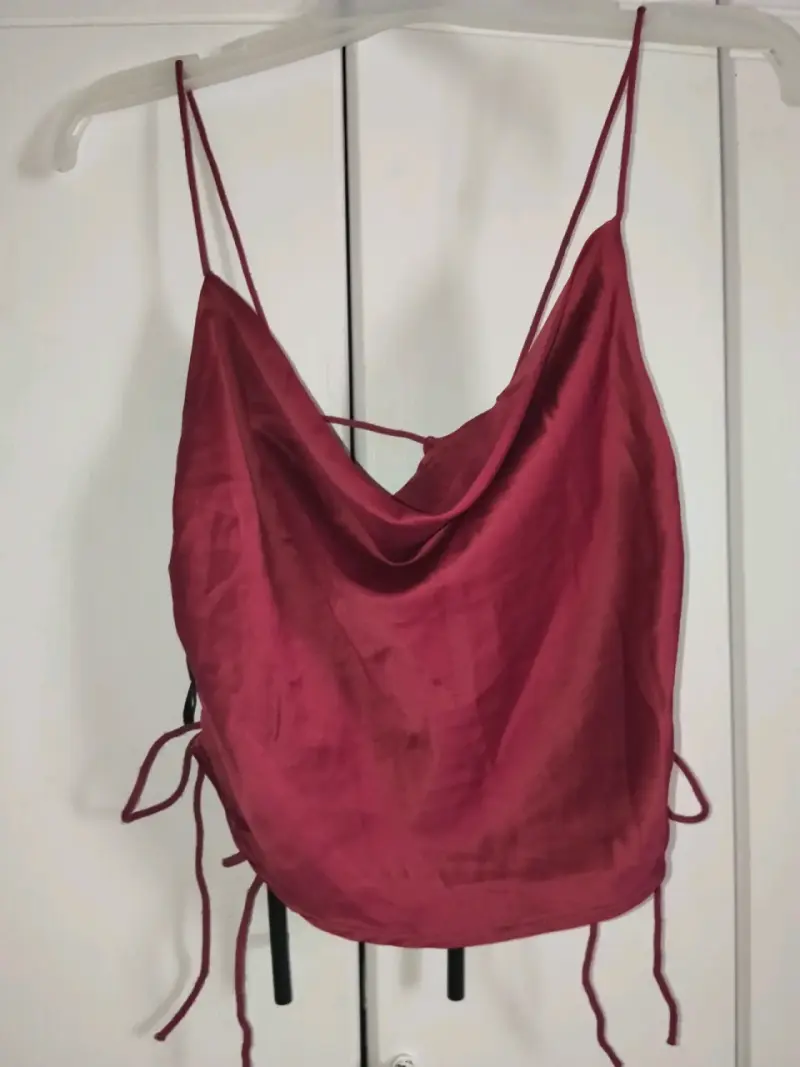 Top de tirantes rojo satinado para mujer