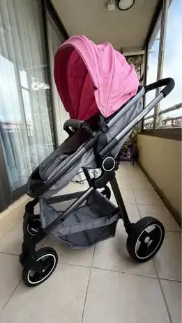Coche de bebé con capota rosa y estructura negra - miniatura 1