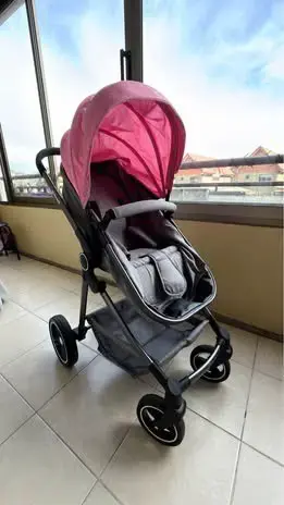 Coche de bebé con capota rosa y estructura negra - 2