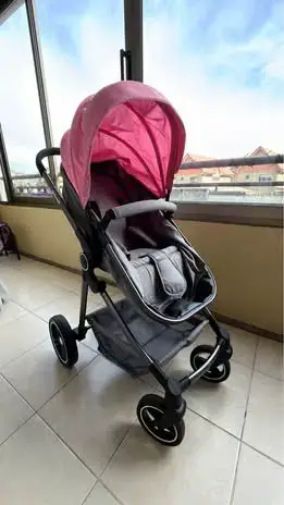 Coche de bebé con capota rosa y estructura negra - miniatura 2