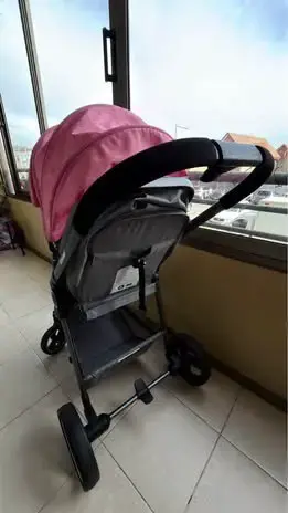 Coche de bebé con capota rosa y estructura negra - 3