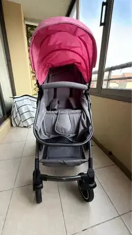 Coche de bebé con capota rosa y estructura negra - miniatura 4