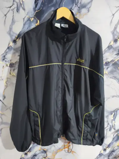 Chaqueta deportiva negra Asics con detalles amarillos - miniatura 1