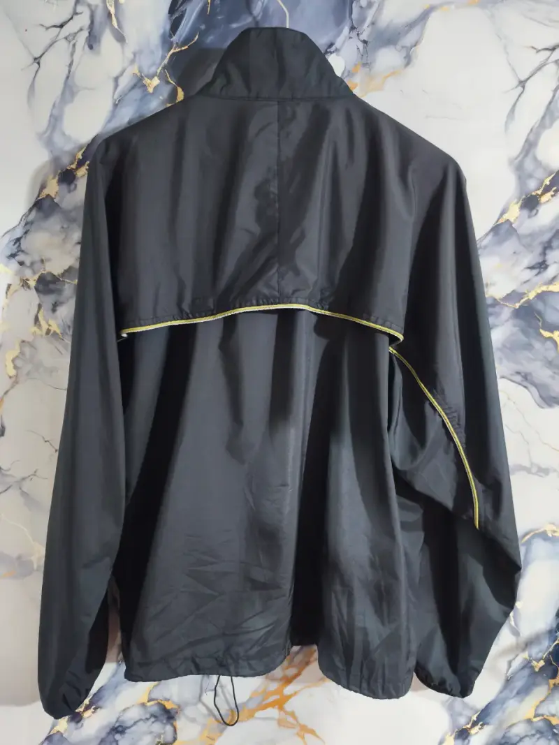 Chaqueta deportiva negra Asics con detalles amarillos - 2
