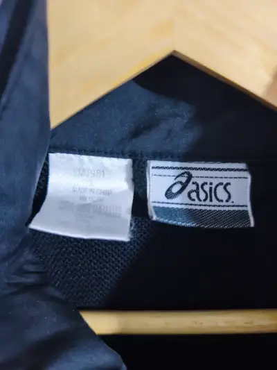 Chaqueta deportiva negra Asics con detalles amarillos - miniatura 3