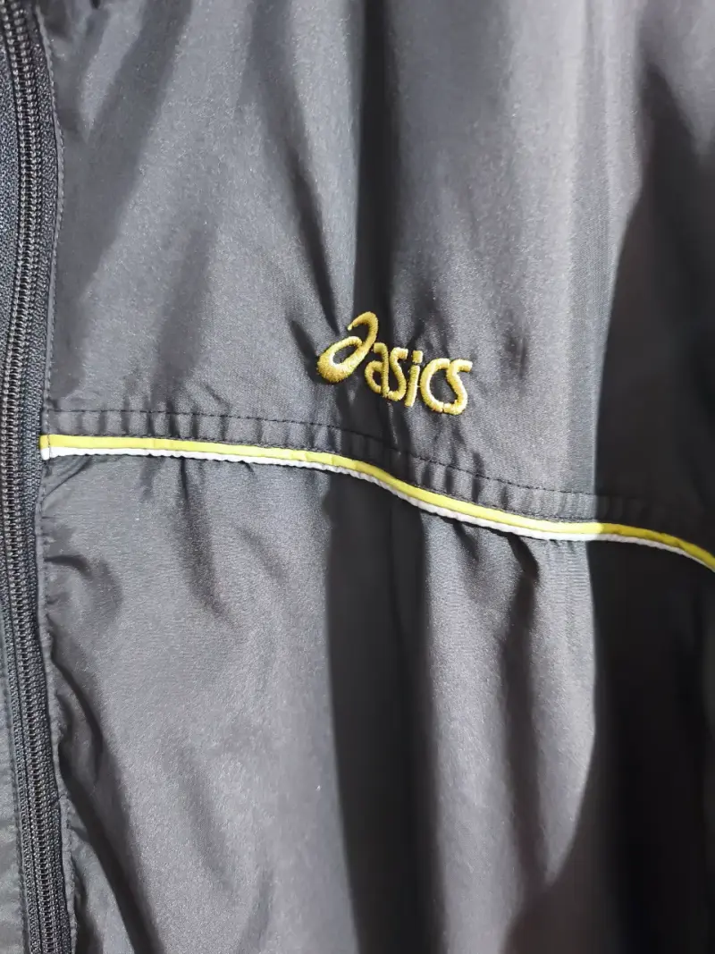 Chaqueta deportiva negra Asics con detalles amarillos - 4