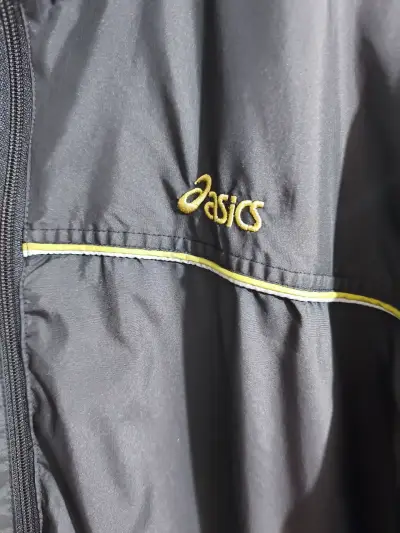 Chaqueta deportiva negra Asics con detalles amarillos - miniatura 4