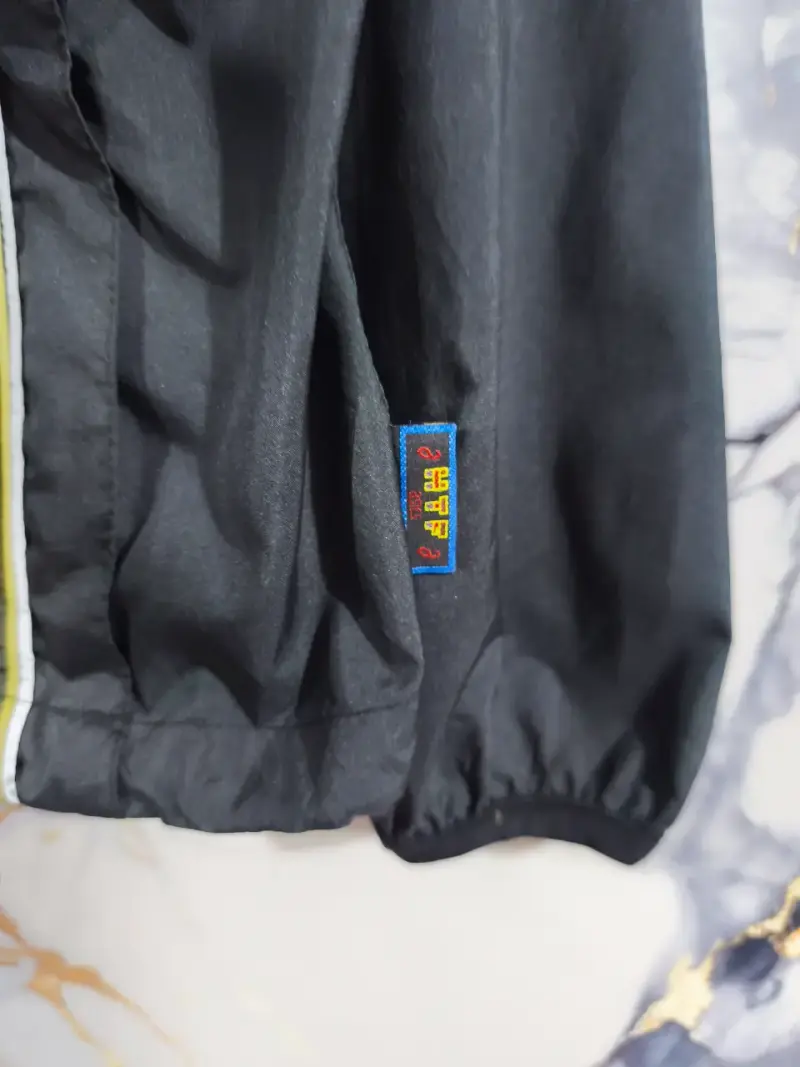 Chaqueta deportiva negra Asics con detalles amarillos - 5