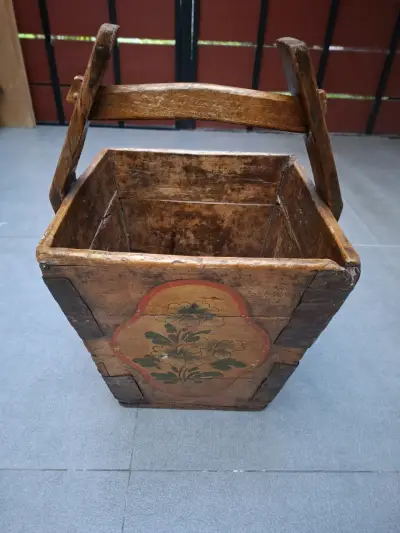 Cubo de madera antiguo con diseño floral - miniatura 1