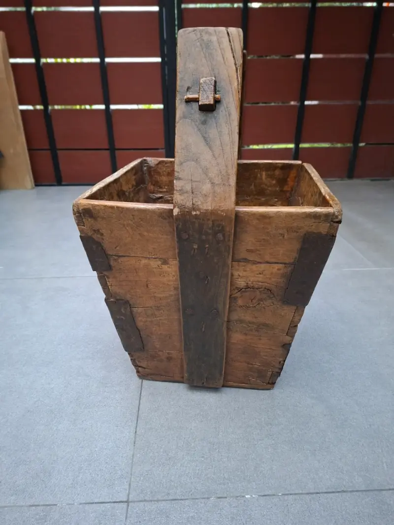 Cubo de madera antiguo con diseño floral - 2