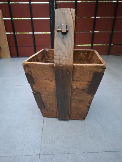 Cubo de madera antiguo con diseño floral - miniatura 2