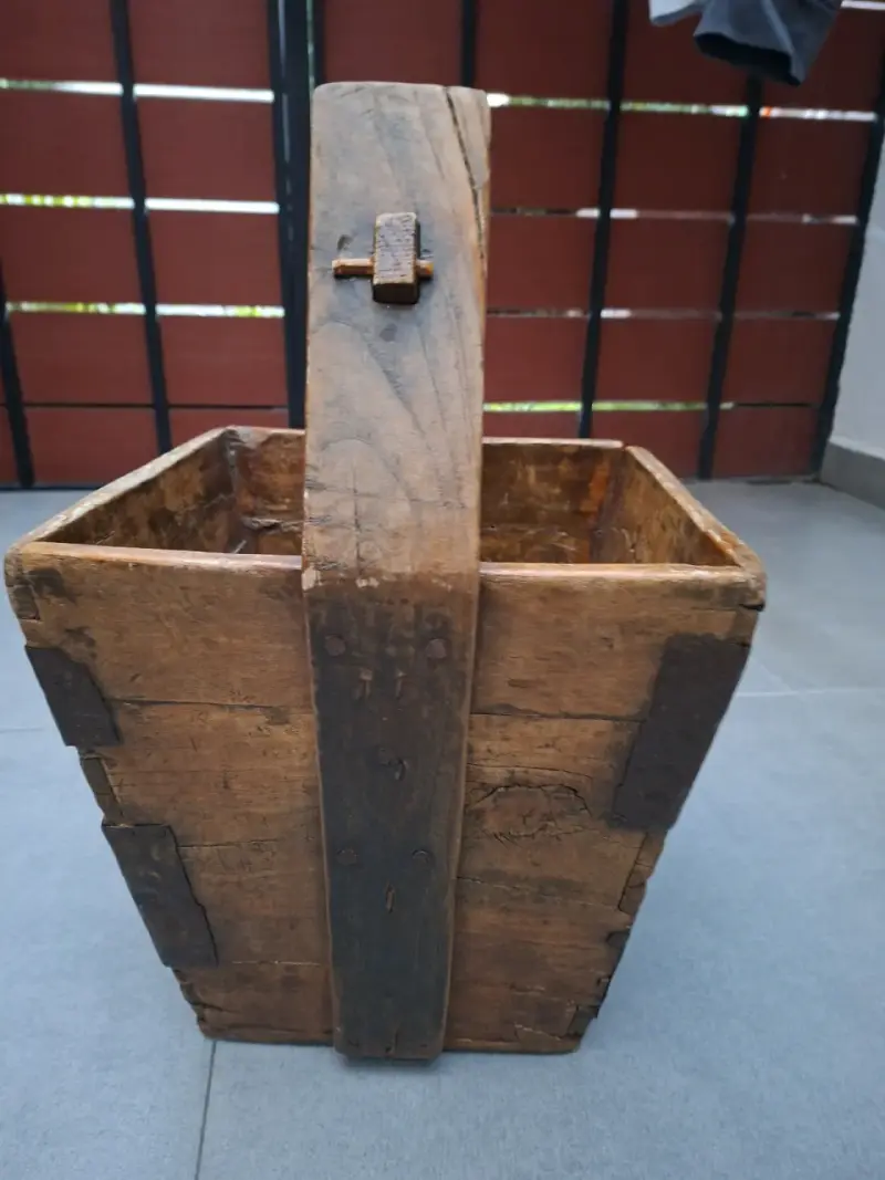 Cubo de madera antiguo con diseño floral - 3