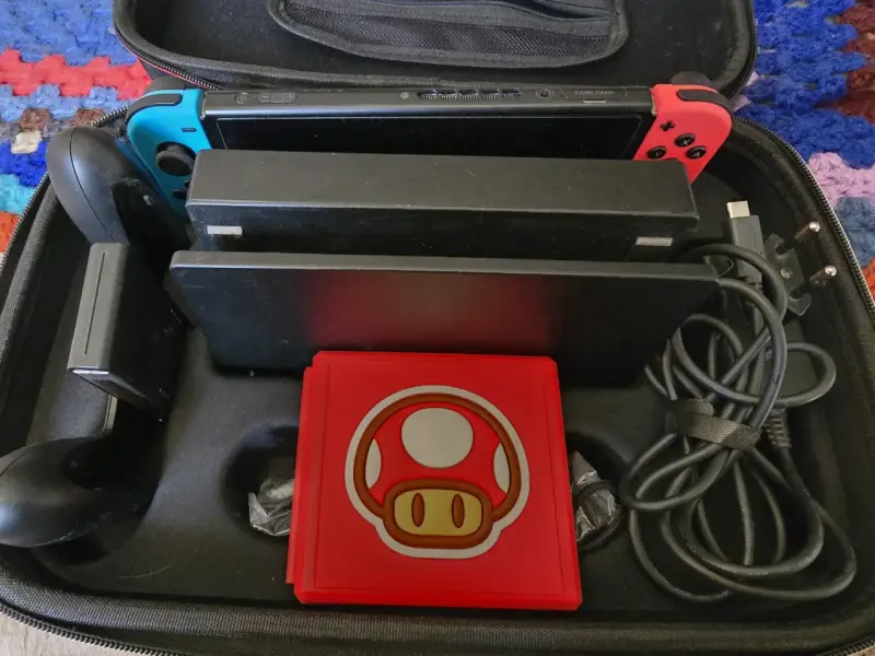 Consola Nintendo Switch con accesorios y estuche - 4