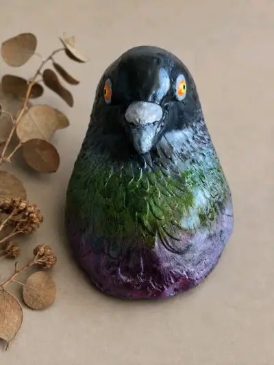 Escultura decorativa de paloma multicolor - miniatura 1