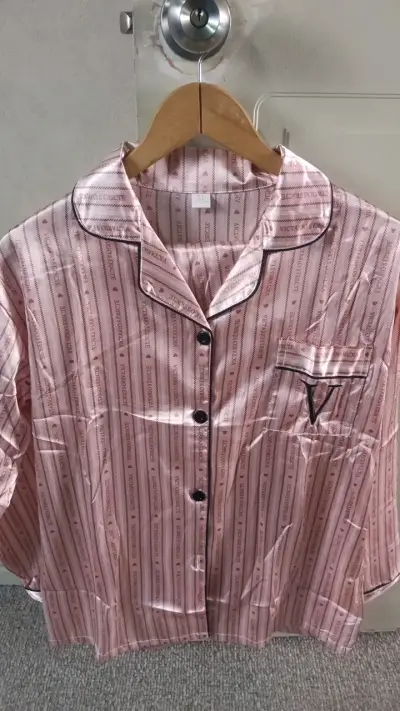 Pijama de satén rosa con diseño a rayas - miniatura 1