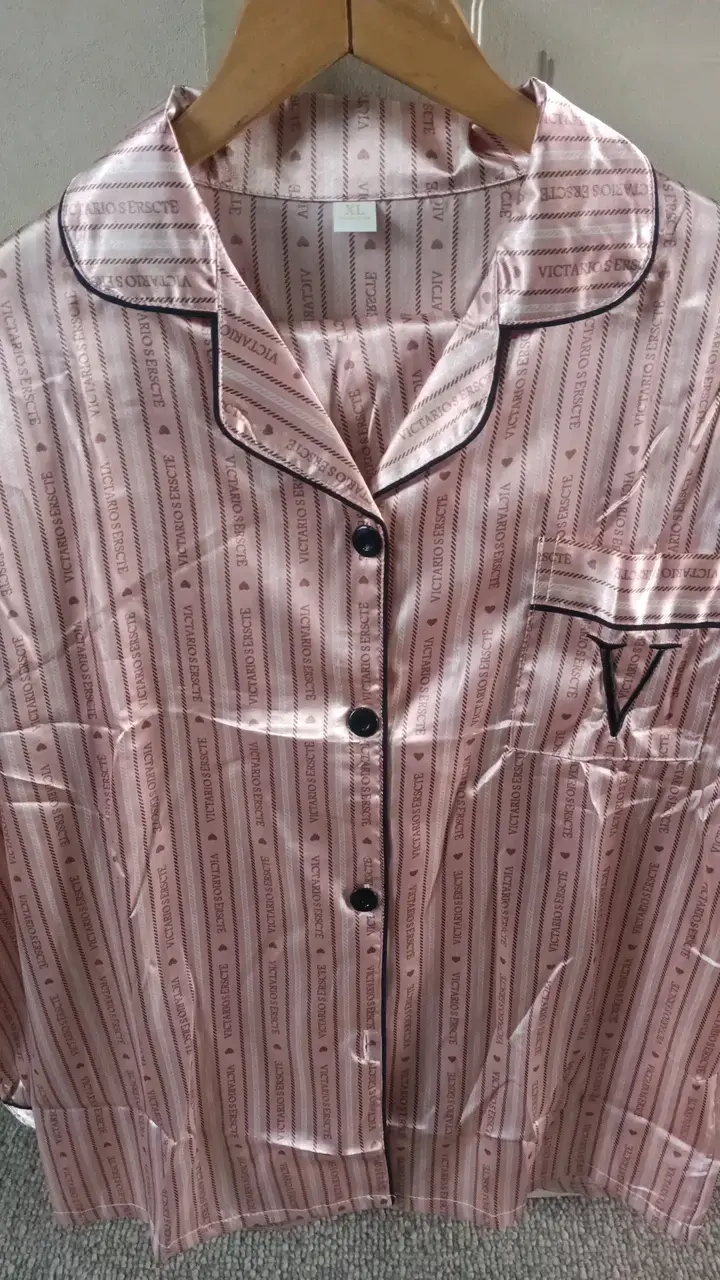 Pijama de satén rosa con diseño a rayas - 2