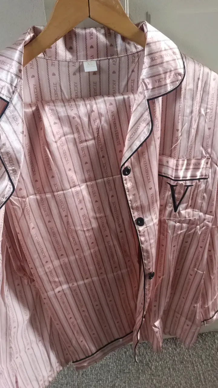 Pijama de satén rosa con diseño a rayas - 3