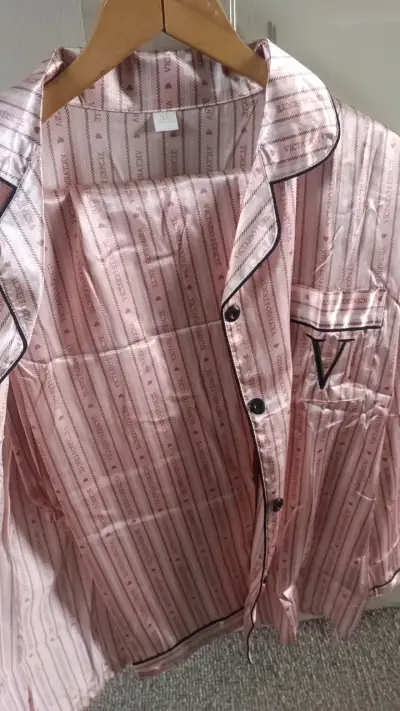 Pijama de satén rosa con diseño a rayas - miniatura 3