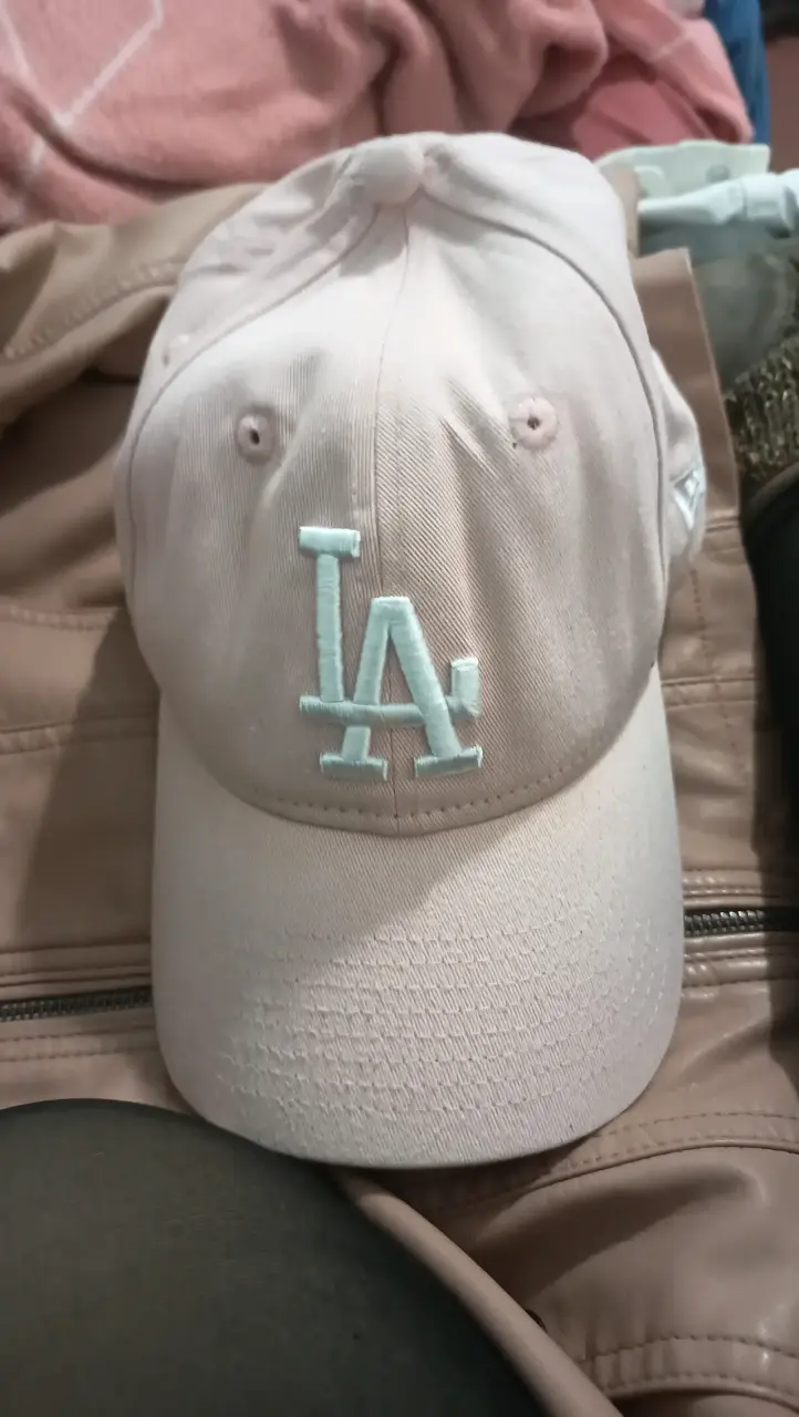 Gorra beige-rosada con logo LA