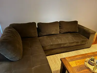 Sofá seccional esquinero de tela marrón - miniatura 1