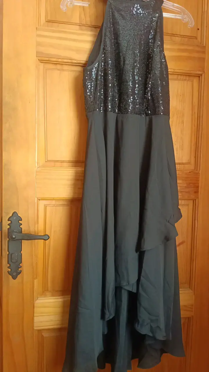 Vestido negro con lentejuelas elegante - 2