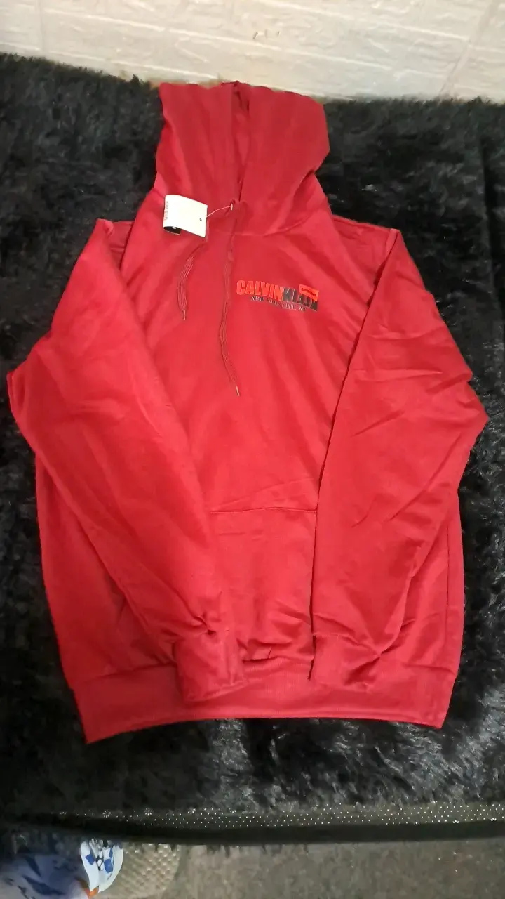 Polerón rojo Calvin Klein con capucha